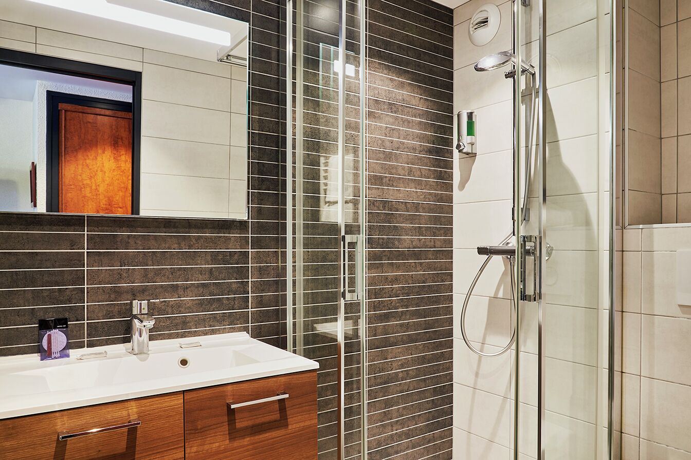 duplex, garden view, annex building | bathroom | shower, towels