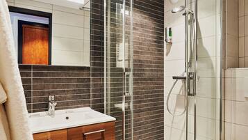 Standard-Doppelzimmer, 1 Queen-Bett, Gartenblick, zum Garten hin | Badezimmer | Dusche, Handtücher