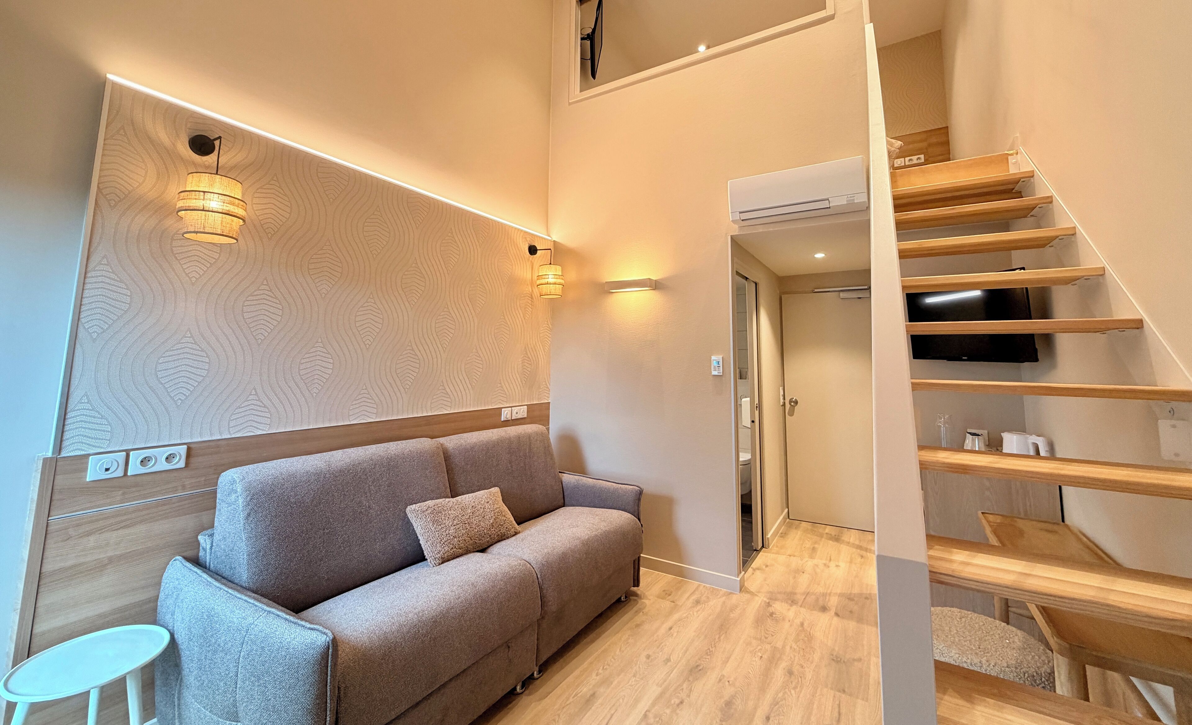 Junior Suite, 1 Queen Bed, Garden View, Garden Area | Living area