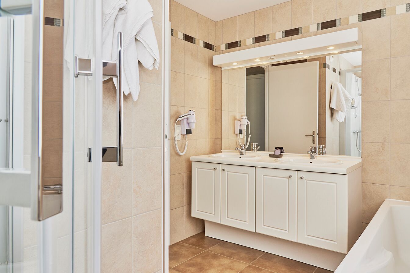 family suite, two bedrooms (one with a sea view), shared bathroom, situated at 80 meters | bathroom | shower, towels