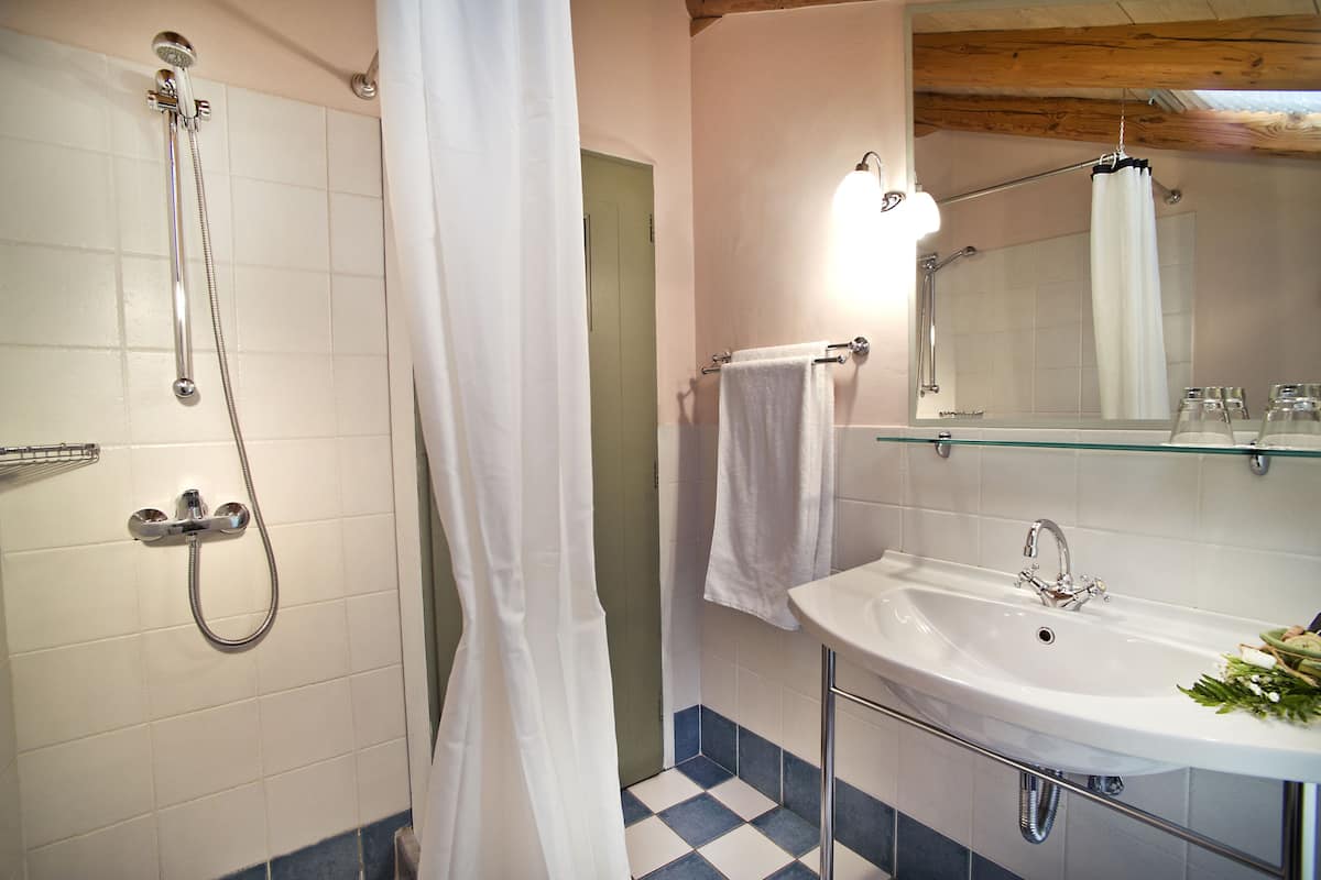 studio | bathroom shower