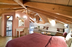 Junior suite, 1 queensize bed | 1 slaapkamer, luxe beddengoed, donsdekens, pillowtop-bedden