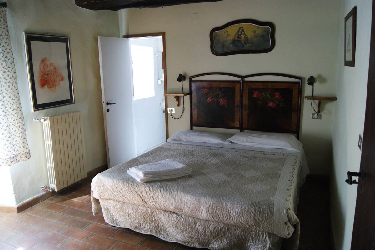 Double Room, Ensuite | Pillowtop beds, individually decorated, iron/ironing board, free WiFi
