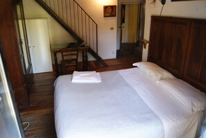 Triple Room, Ensuite | Pillowtop beds, individually decorated, iron/ironing board, free WiFi