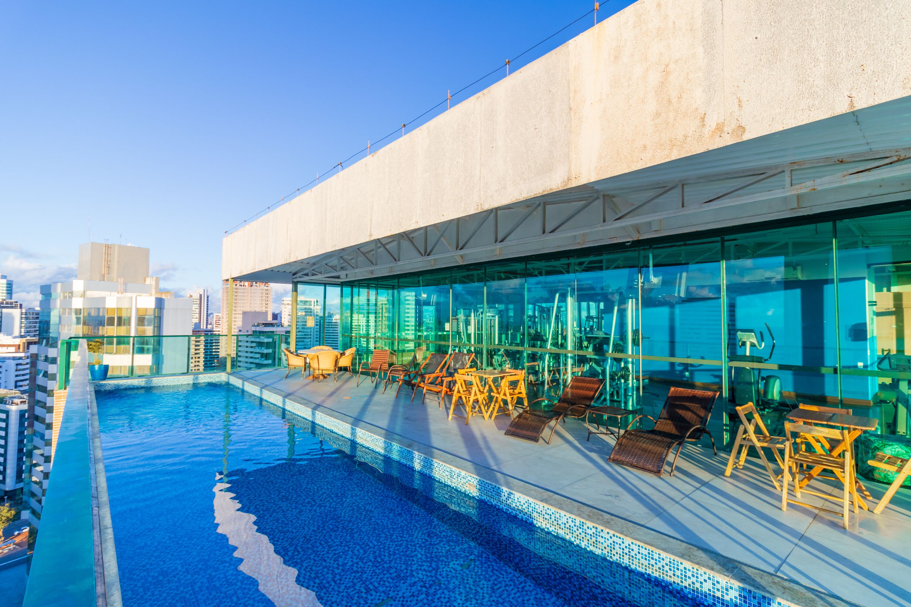 Piscina externa, espreguiçadeiras