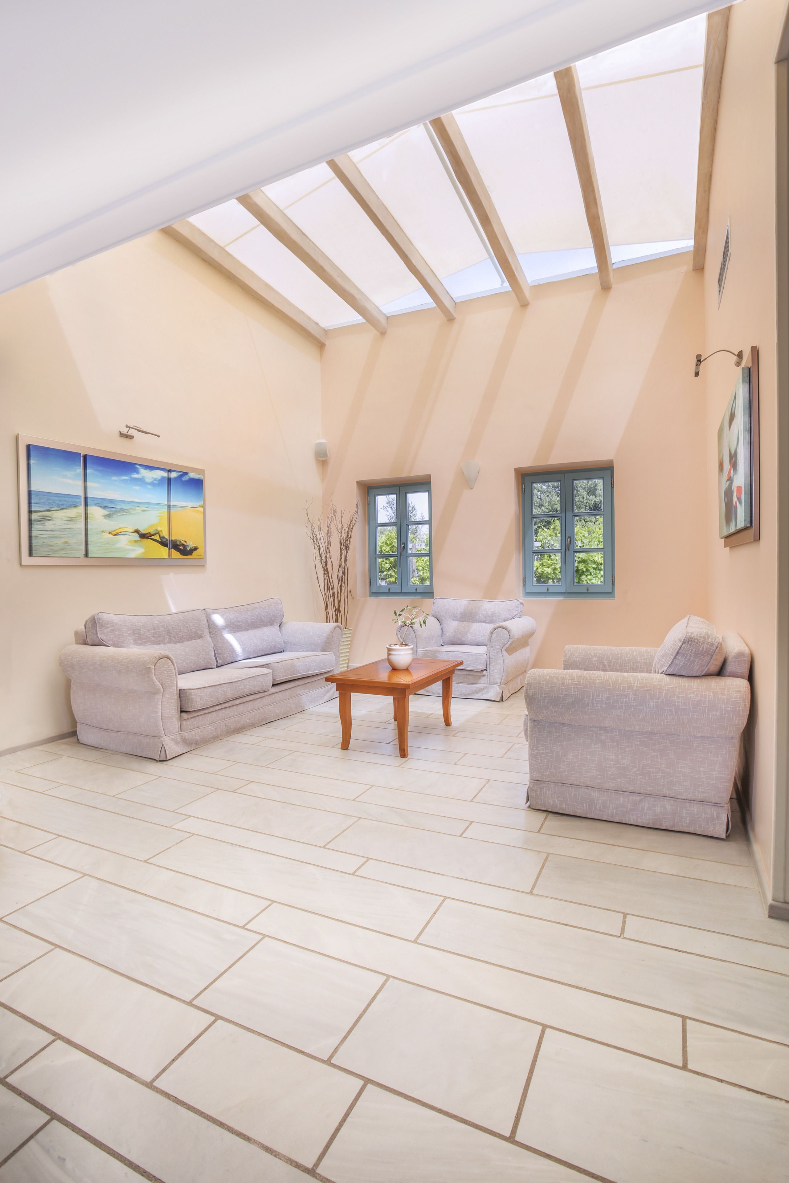 2 bars/lounges, poolside bar