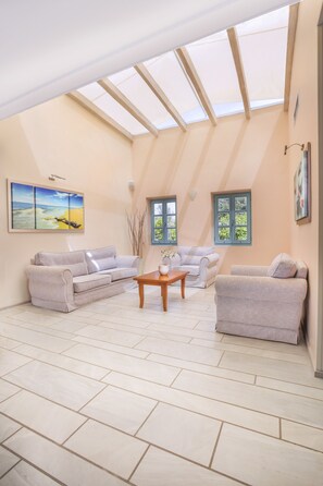 2 bares y bar junto a la piscina