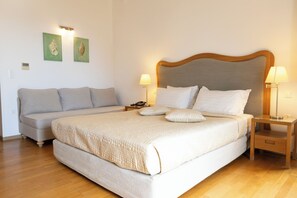 Habitación Deluxe doble, vistas al mar | Ropa de cama de alta calidad, caja fuerte, decoración individual