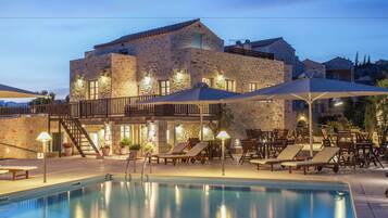 Outdoor pool, pool umbrellas, sun loungers