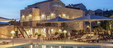 Piscina a l'aire lliure, para-sols i gandules