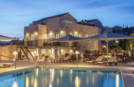 Una piscina al aire libre, sombrillas, sillones reclinables de piscina. Thirides Beach Resort