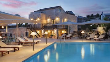 Piscine extérieure, parasols de plage, chaises longues