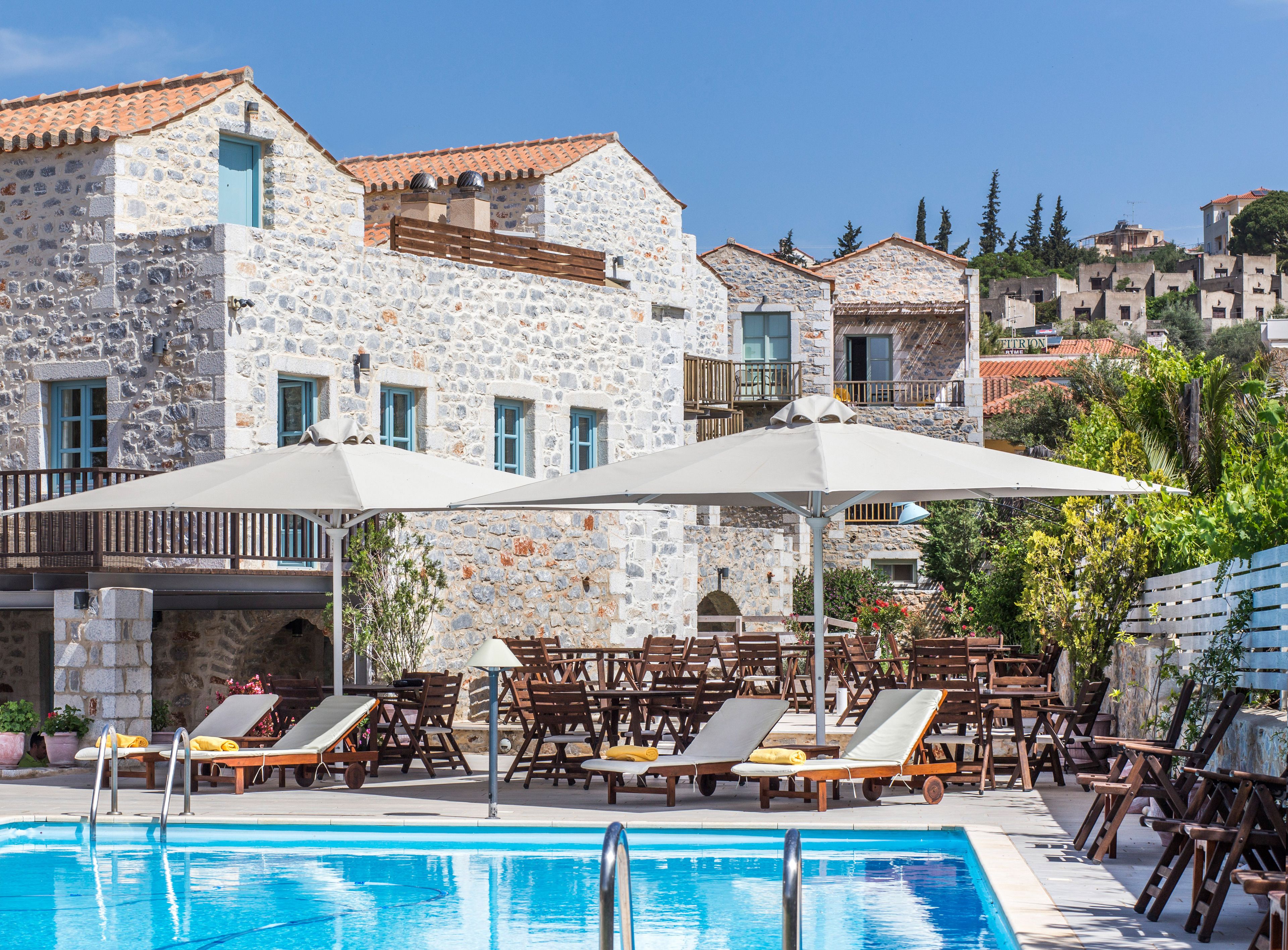 حمّام سباحة خارجي، مظلات على حمّام السباحة، مقاعد للتشمس