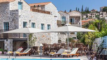 Outdoor pool, pool umbrellas, sun loungers