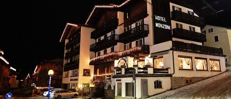 Fassade der Unterkunft – Abend/Nacht