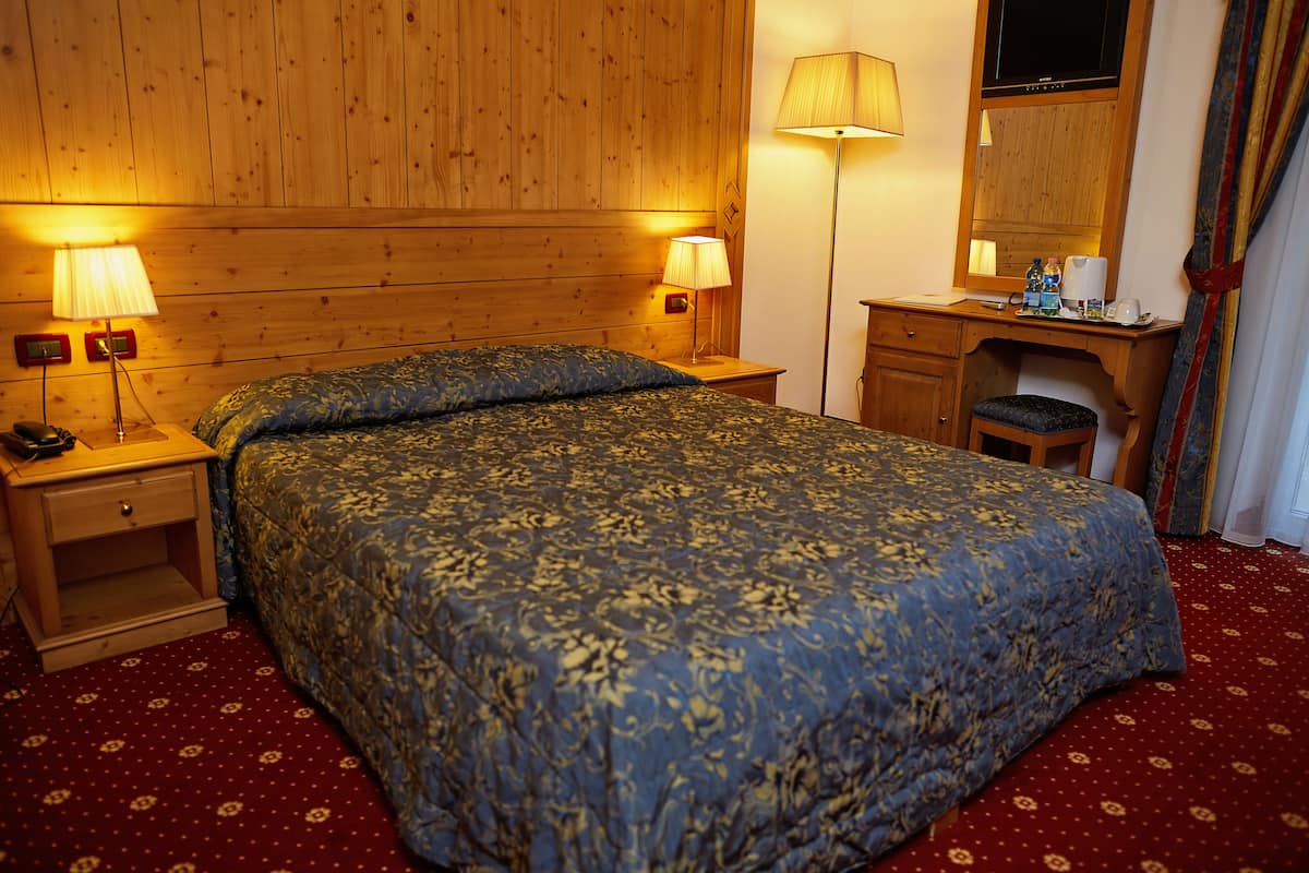 1 kamar tidur, brankas, meja kerja, dan seprai linen