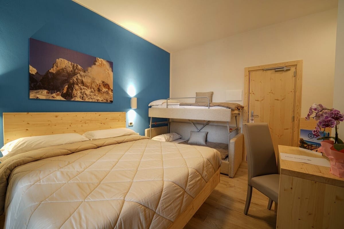 Kamar Quadruple Standar, 1 kamar tidur | 1 kamar tidur, brankas, meja kerja, dan seprai linen