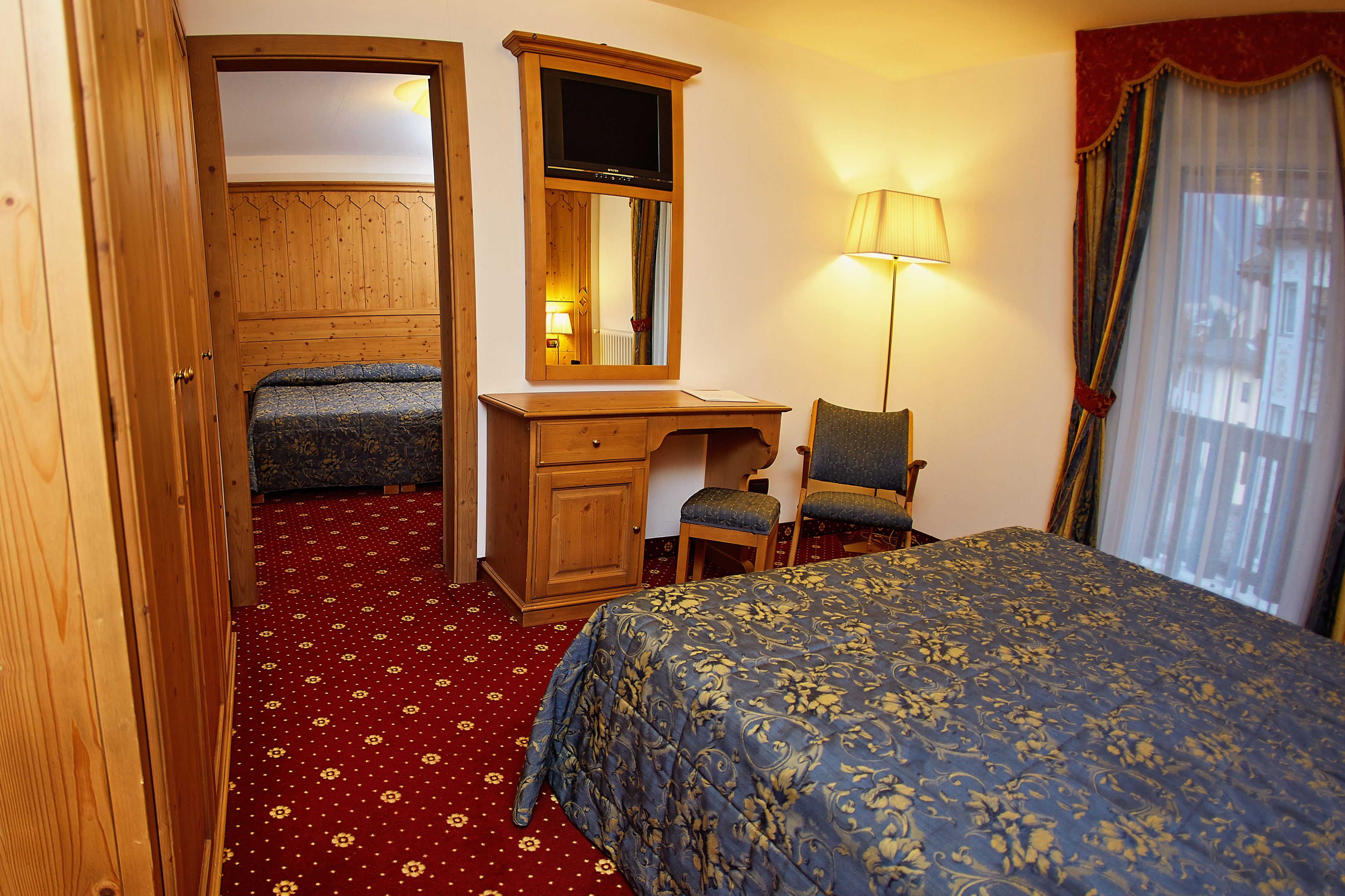 Coffres-forts dans les chambres, bureau, draps fournis