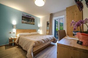 Standaard tweepersoonskamer, 1 slaapkamer | Een kluis op de kamer, een bureau, beddengoed