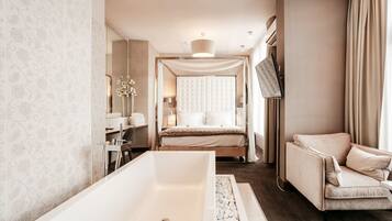 Luxury Studio Suite | Bathroom | Free toiletries, hair dryer, towels, soap