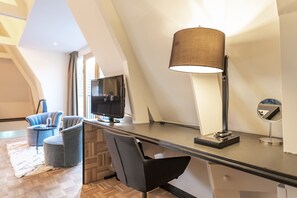 Premium Suite | Premium bedding, minibar, blackout drapes, cribs/infant beds - Hotel Bleecker (Bloemendaal)
