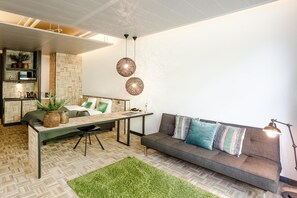 Business Suite | Living area | 32-inch TV with cable channels - Hotel Bleecker (Bloemendaal)