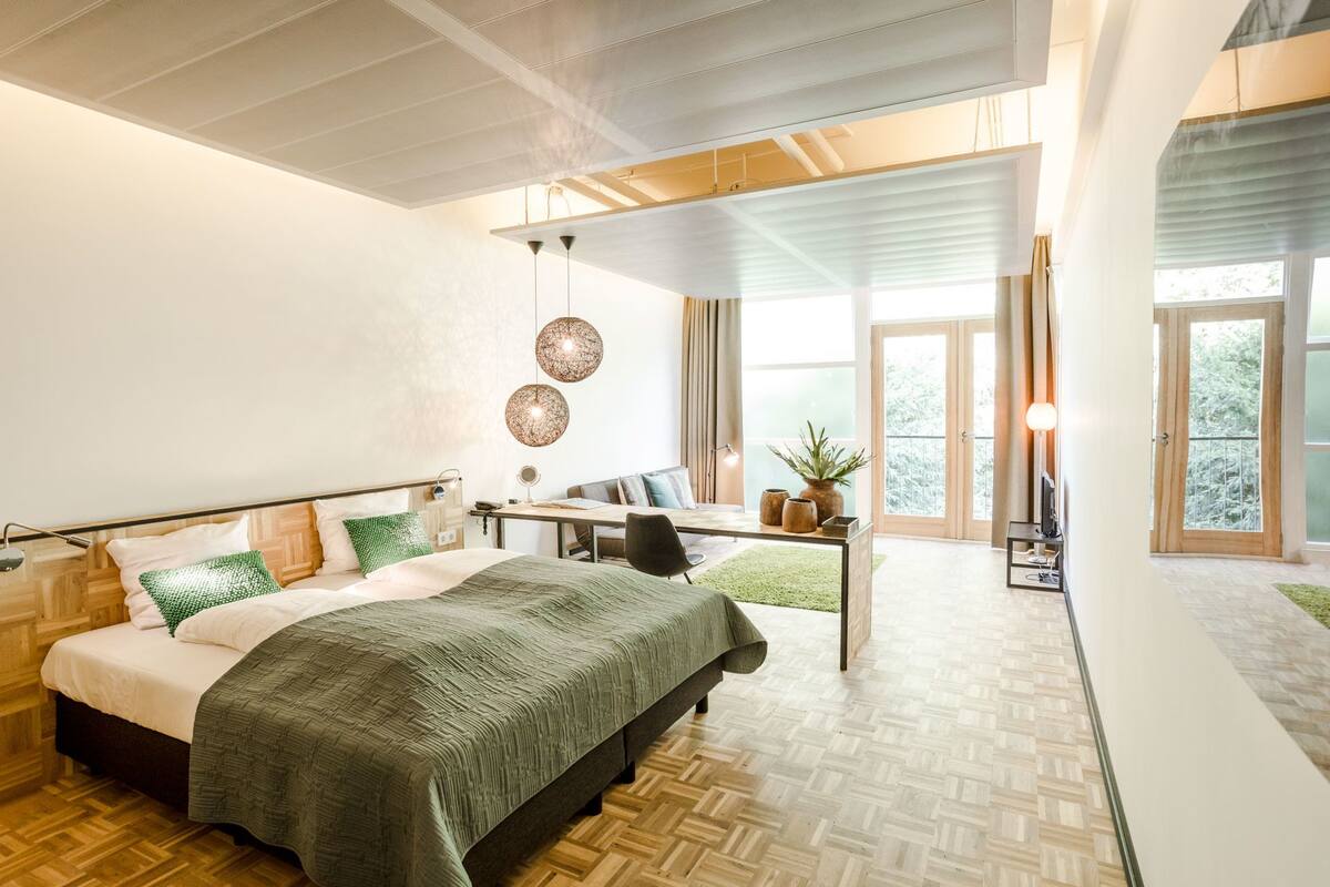 Business Suite | Premium bedding, minibar, blackout drapes, cribs (surcharge)