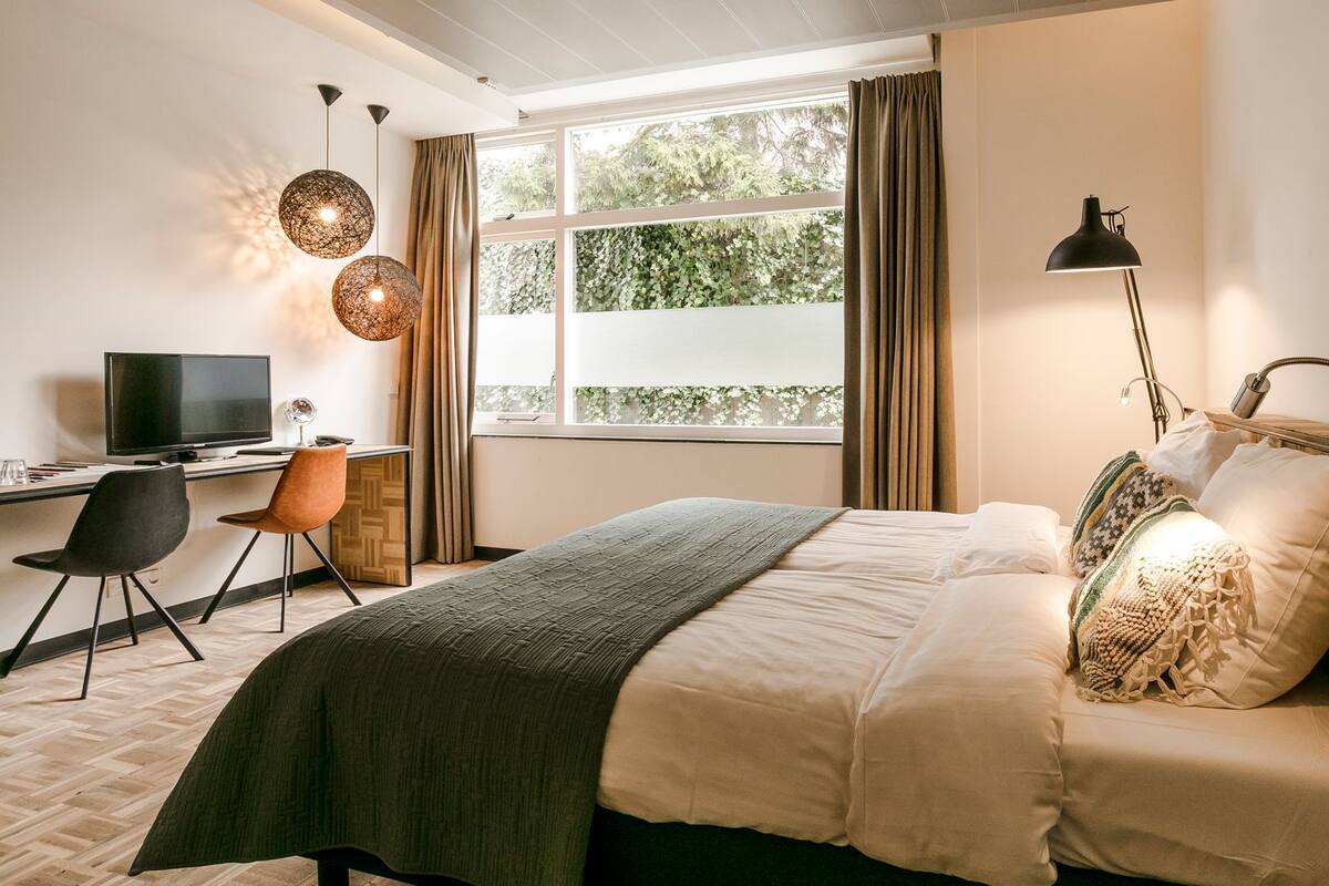 Comfort dubbelrum - 2 enkelsängar | Sängtillbehör av högsta kvalitet, minibar och mörkläggningsgardiner