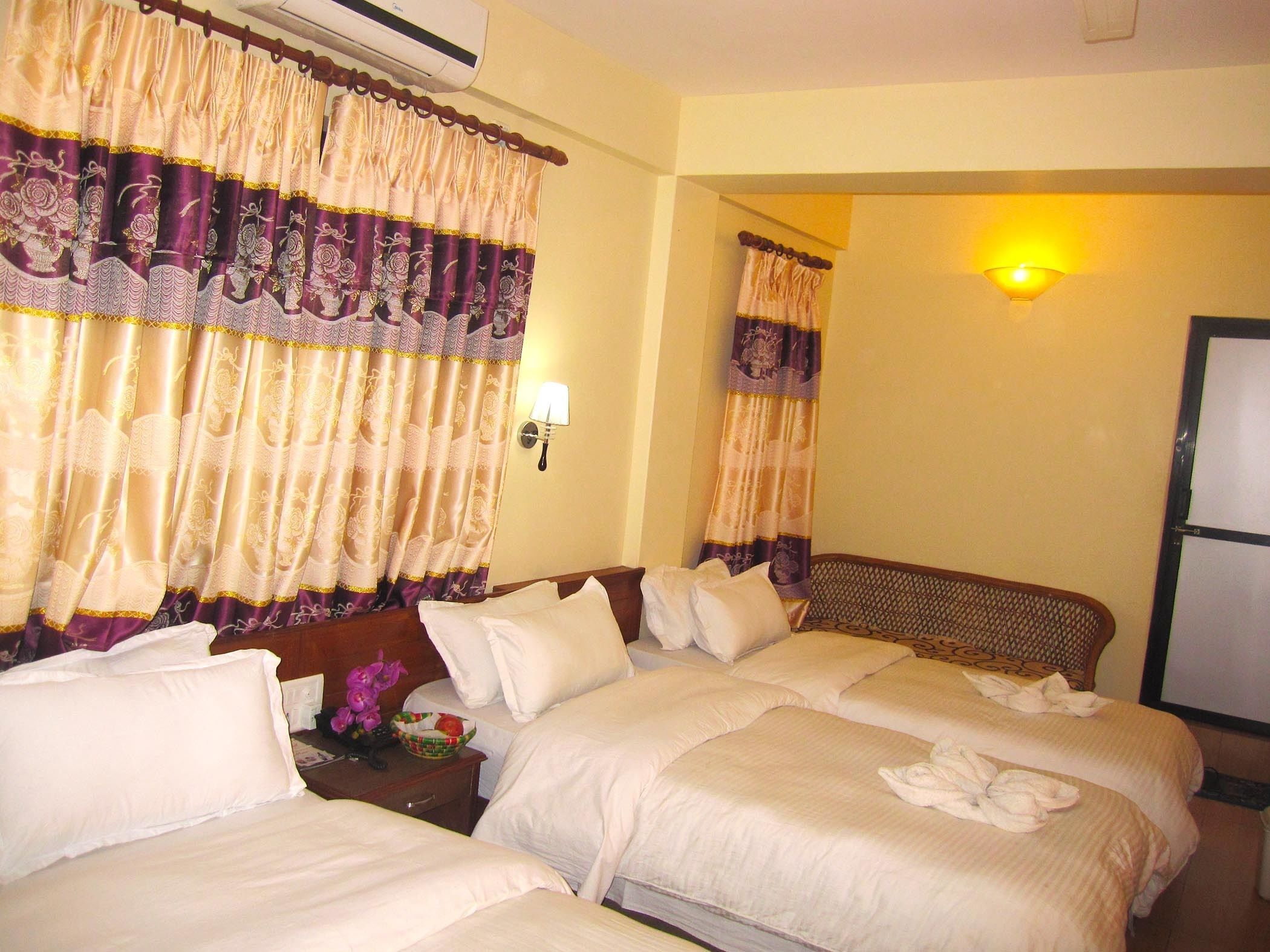 family room | premium bedding, in-room safe, desk, soundproofing