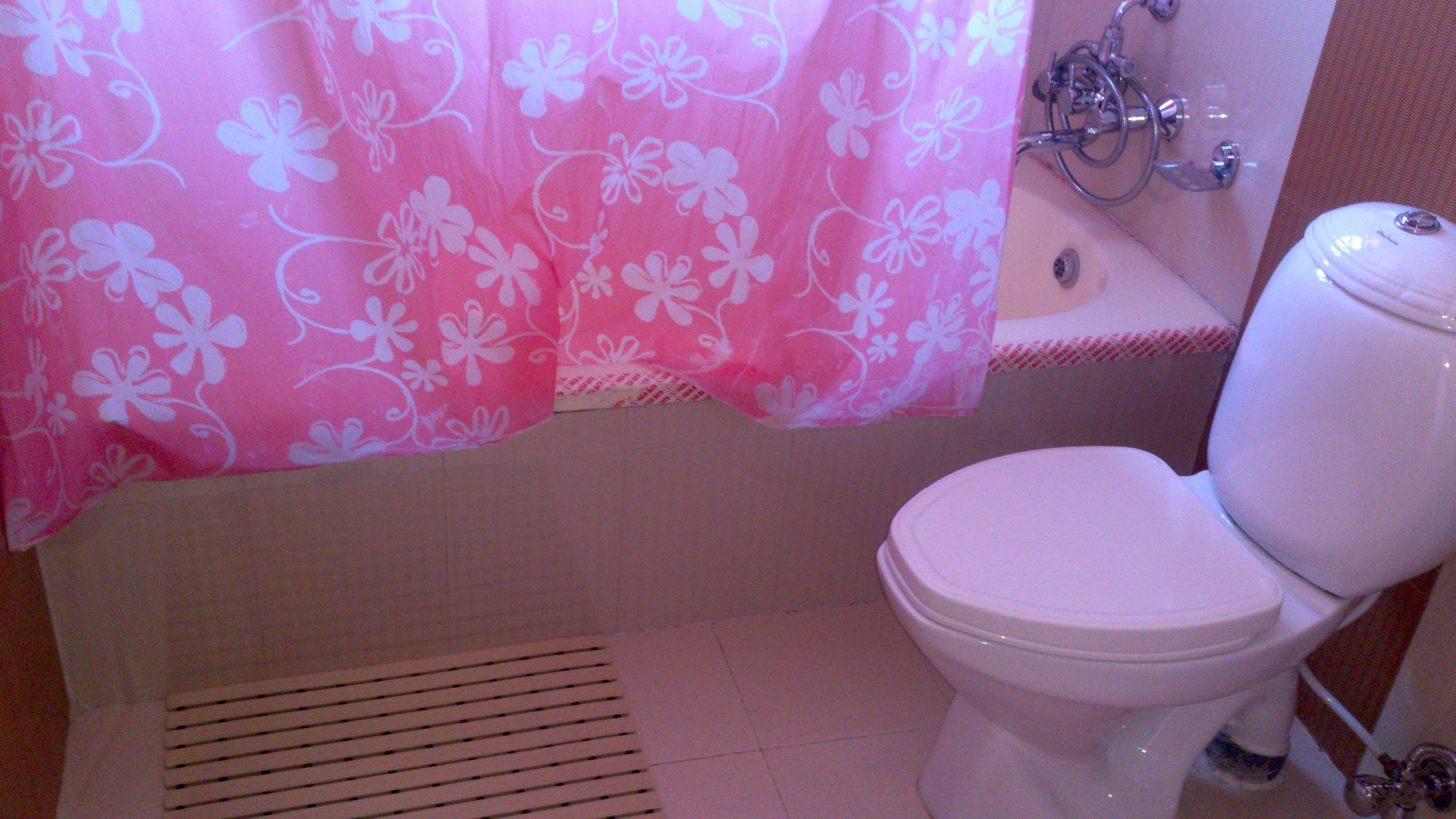 honeymoon room | bathroom | free toiletries, hair dryer, slippers, towels