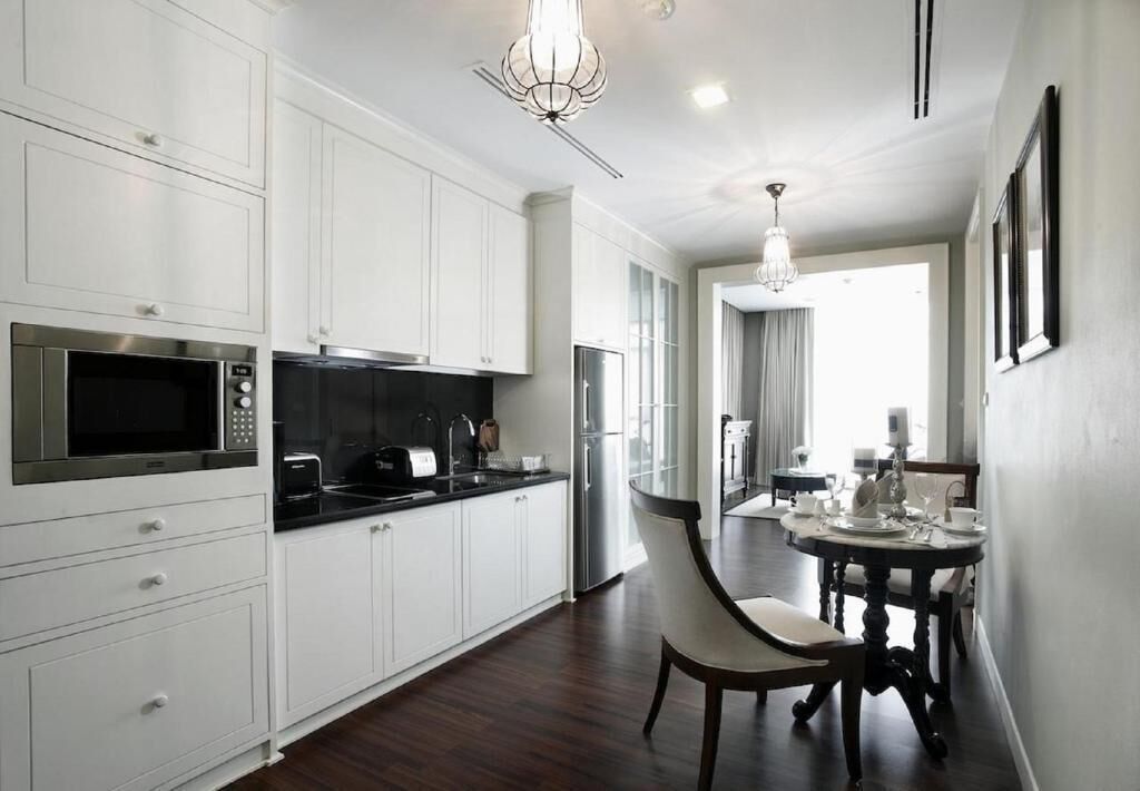Grand Deluxe Studio | Private kitchen | Full-size fridge, microwave, stovetop, coffee/tea maker