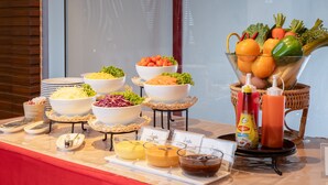 Une table de buffet proposant divers plats et accompagnements.