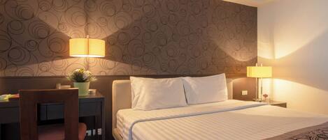 1 dormitorio, caja fuerte, escritorio y tabla de planchar con plancha