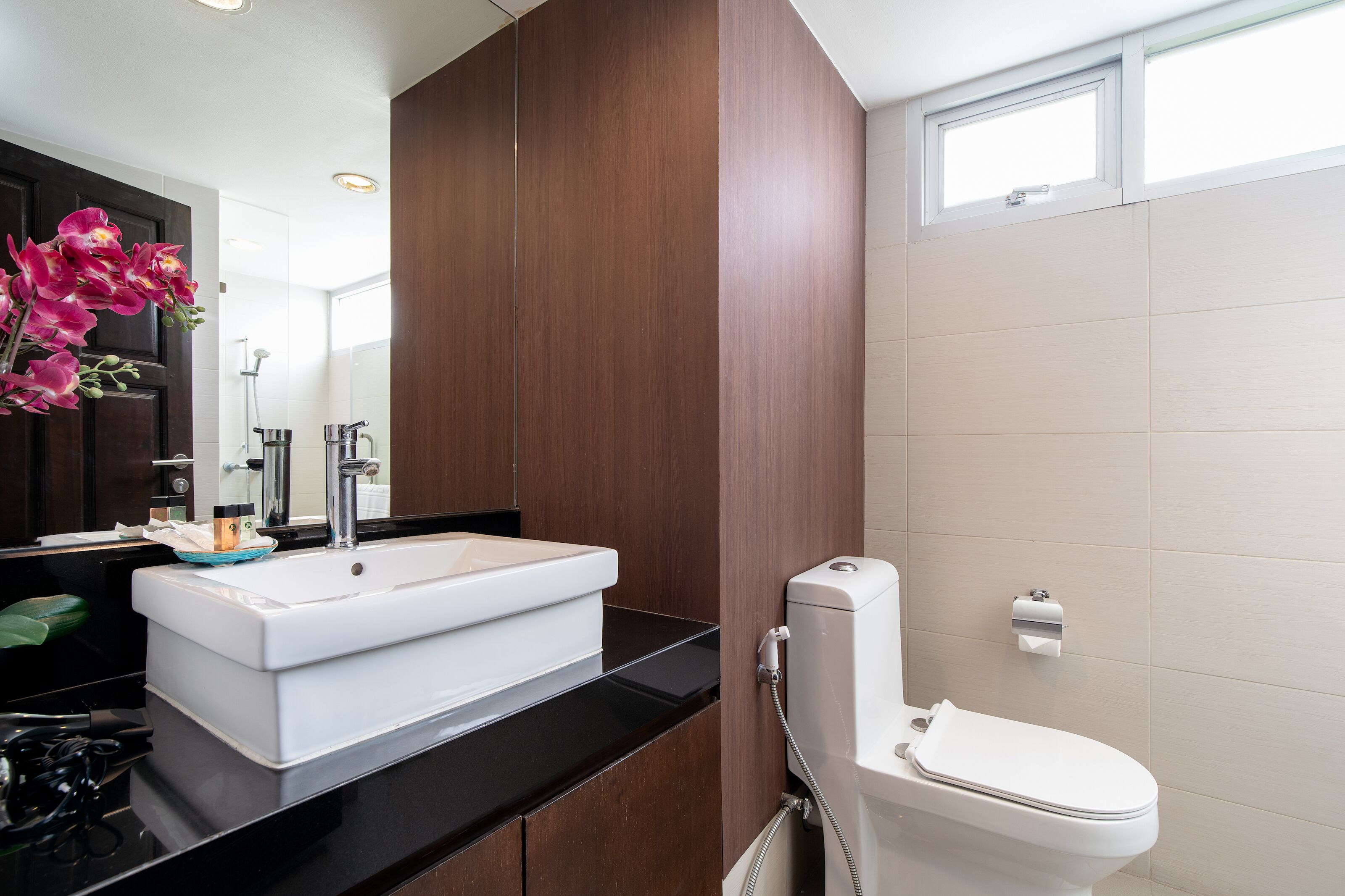 deluxe double room | bathroom | shower, free toiletries, hair dryer, slippers