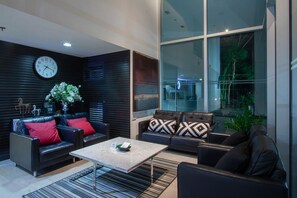 Lobby sitting area - Lily Hotel Bangkok (Bangkok)