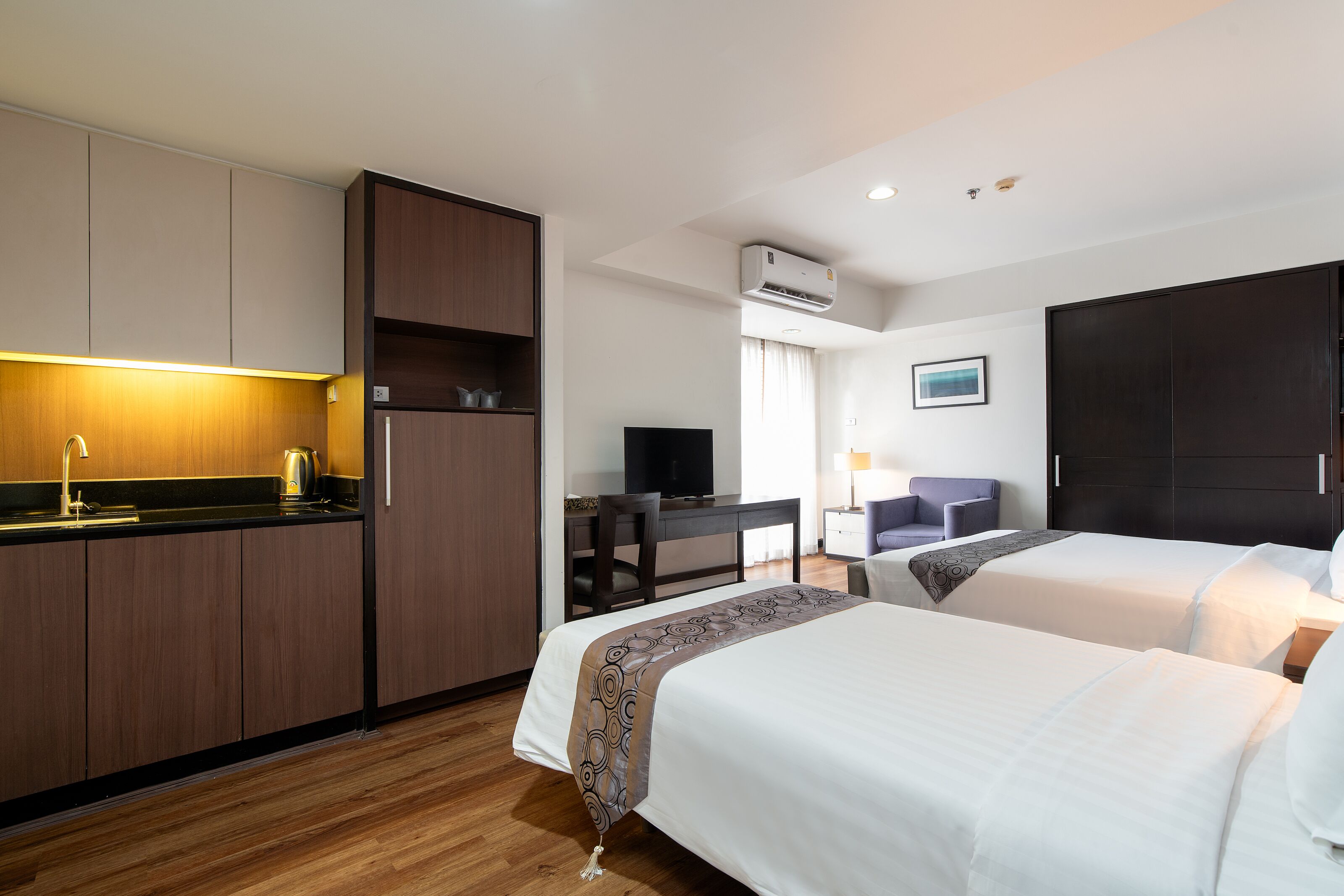 superior twin room | living area | 32-inch lcd tv with cable channels, tv