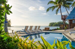 Outdoor pool, sun loungers - Manea Beach Villas (Rarotonga)