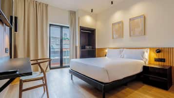 Caja fuerte, escritorio, cortinas opacas y sistema de insonorización