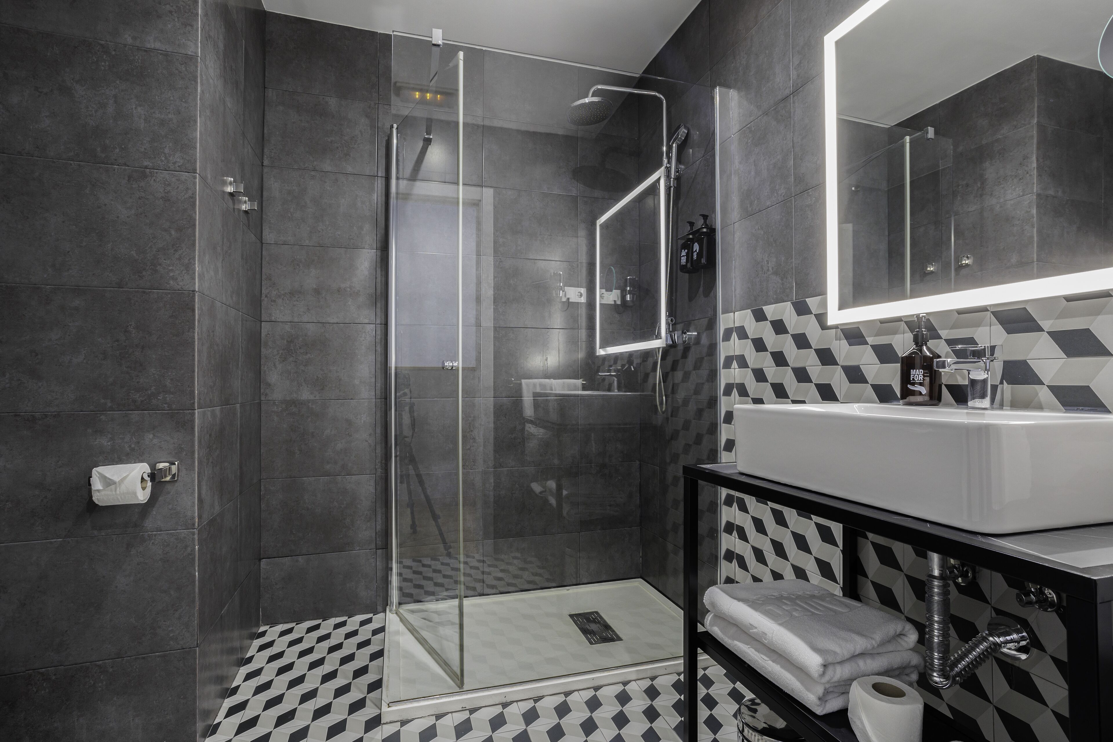 shower, free toiletries, hair dryer, towels