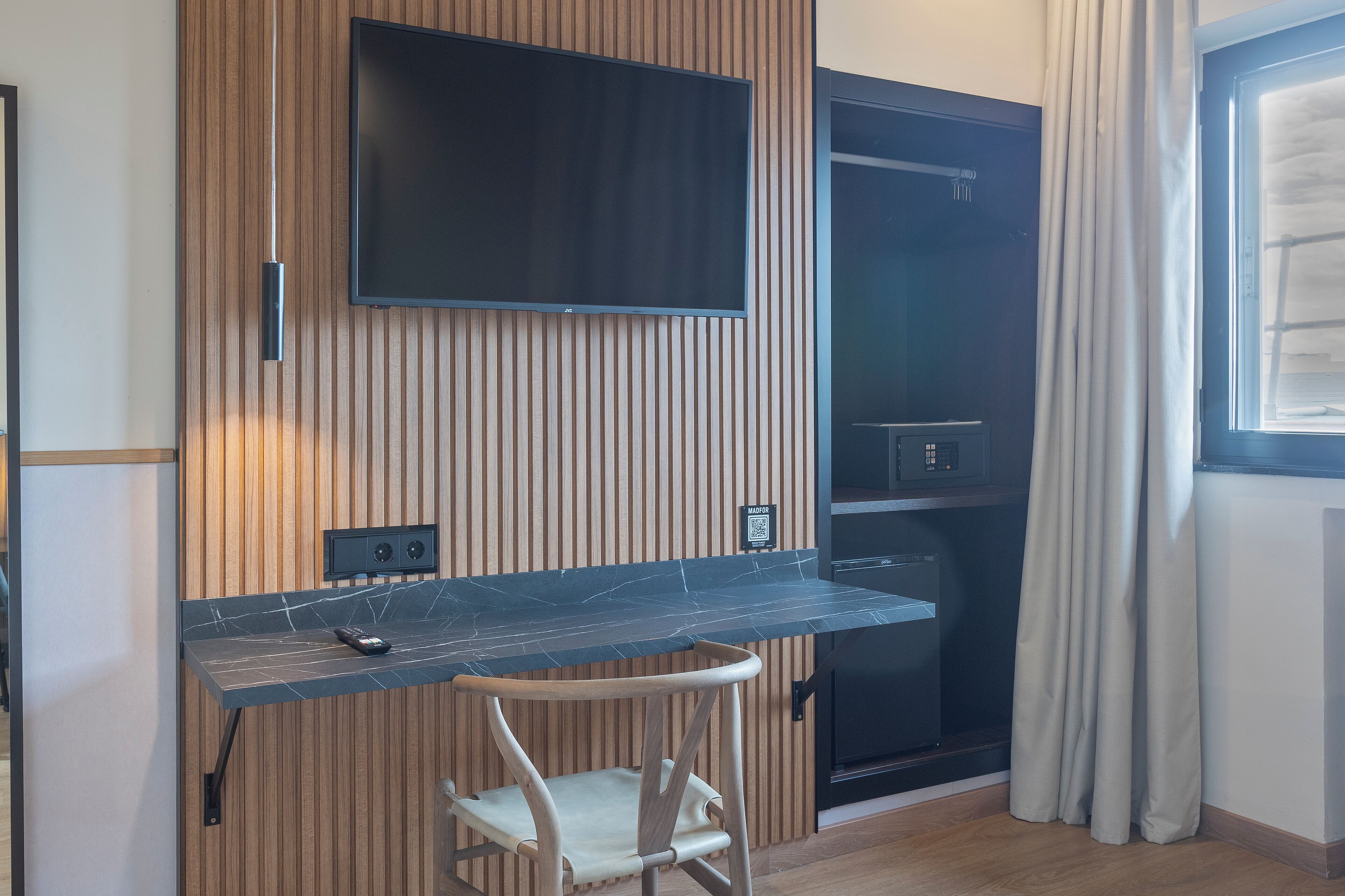 standard double room | in-room safe, desk, blackout curtains, soundproofing