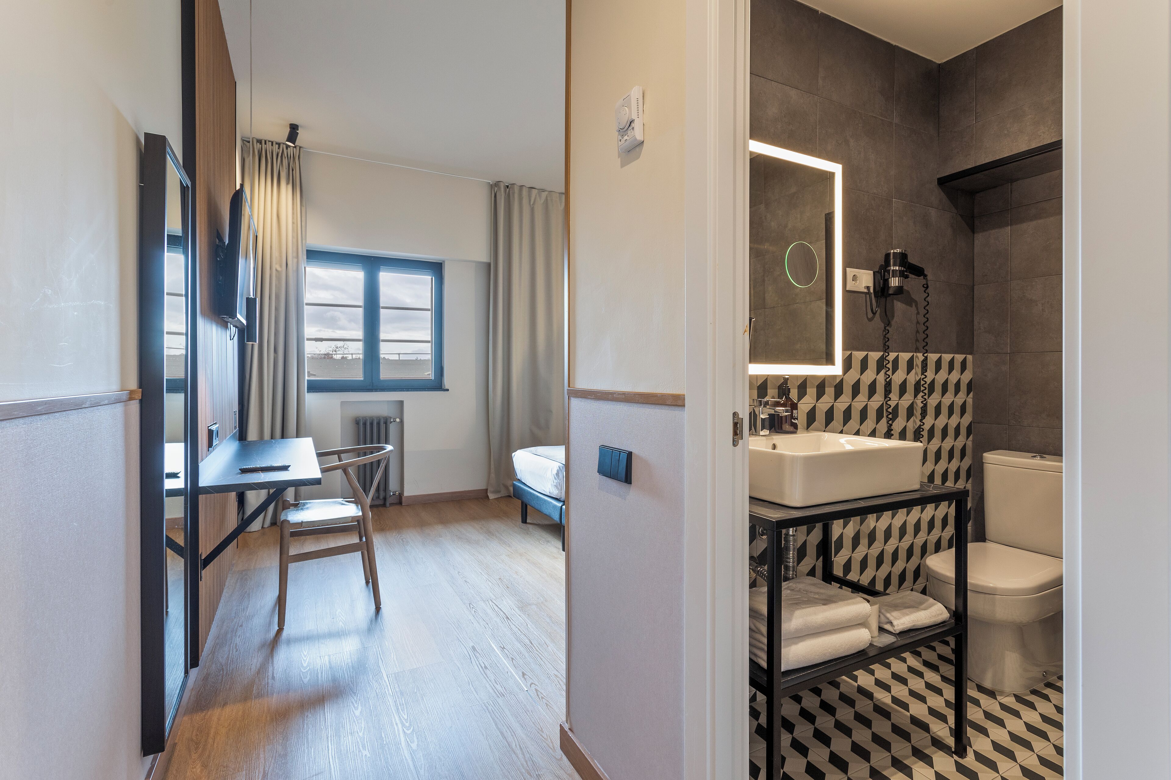 standard double room | in-room safe, desk, blackout curtains, soundproofing