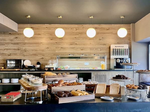 Daily buffet breakfast for a fee