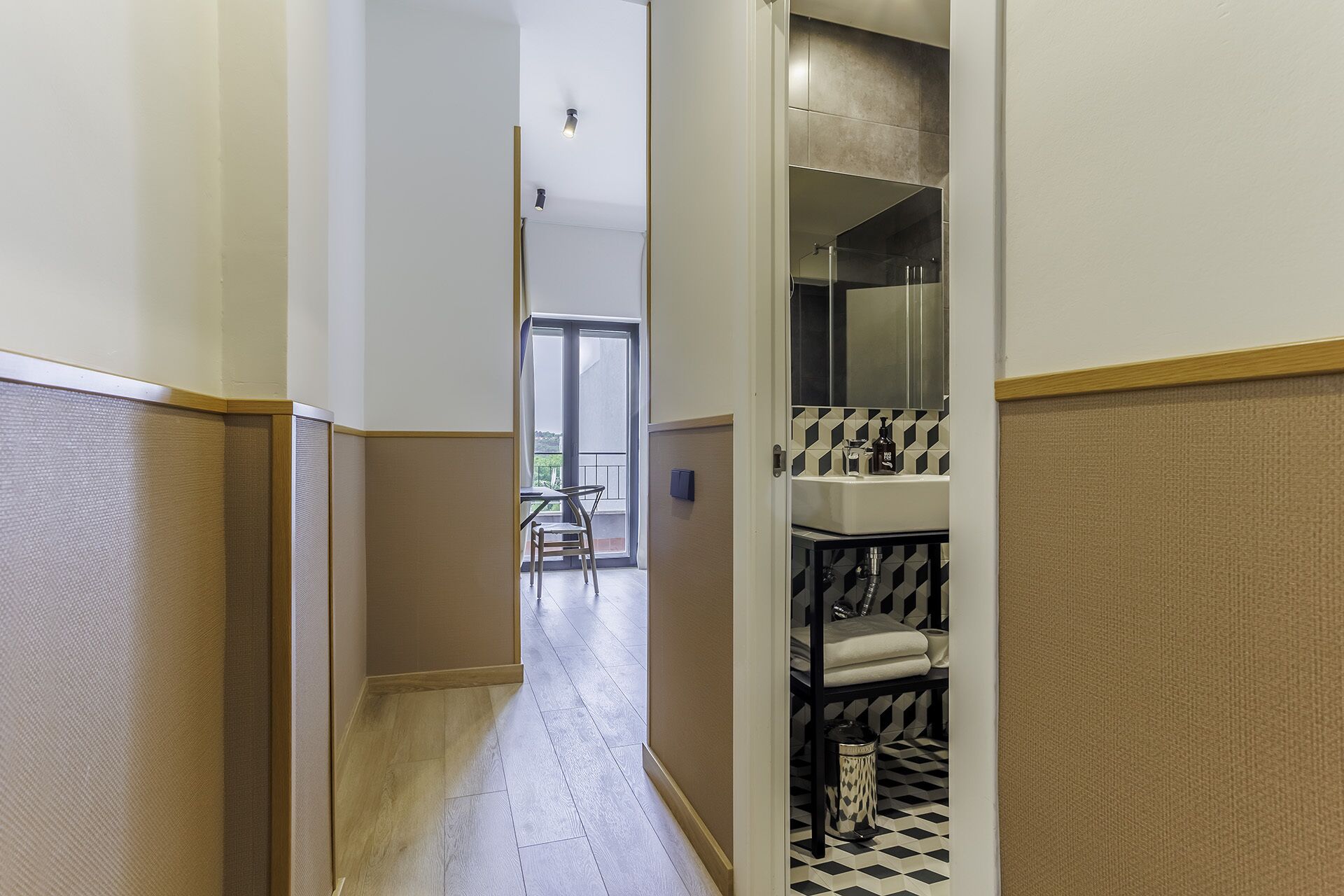 doble miniroom | bathroom | shower, free toiletries, hair dryer, towels