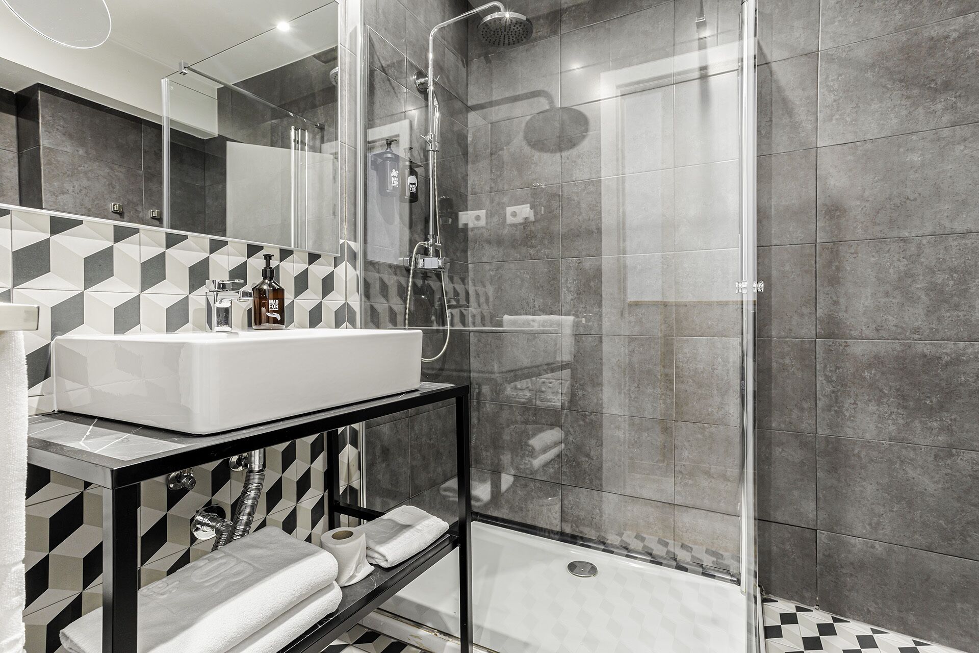 doble miniroom | bathroom | shower, free toiletries, hair dryer, towels