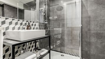 Eenvoudige tweepersoonskamer | Badkamer | Een douche, gratis toiletartikelen, een haardroger, handdoeken