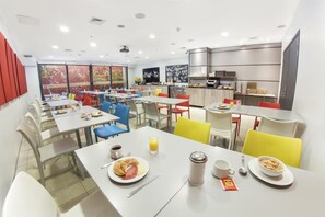 تقديم الإفطار والغداء والعشاء