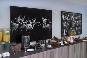 Breakfast, lunch and dinner served - Orpheo Express (Montevideo)