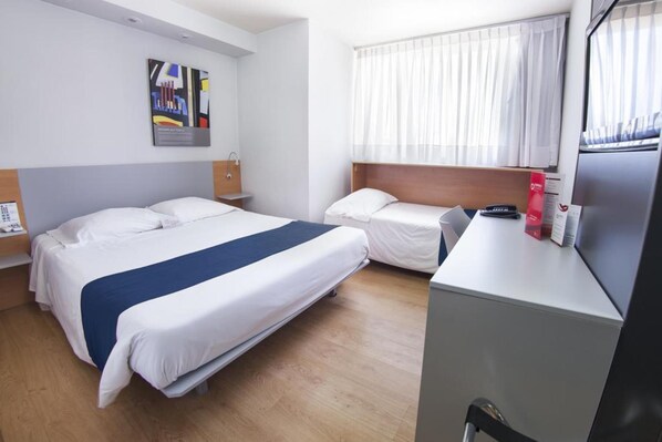 ألحفة محشوة بالريش وخزنة داخل الغرفة ومكتب وأسرّة أطفال/رضّع (مجانًا)