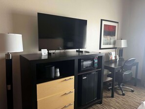 Quarto standard, 2 camas Queen, para não fumantes, geladeira e micro-ondas (Pet Friendly) | Roupas de cama antialérgicas, escrivaninha