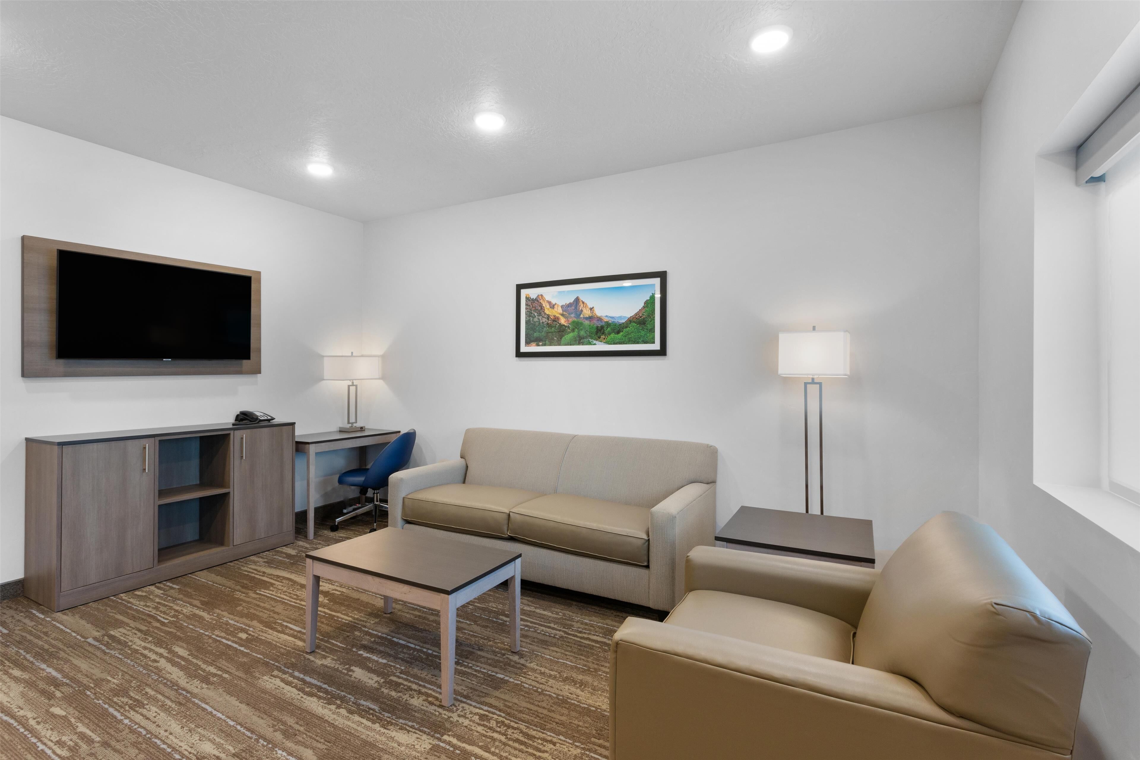 standard apartment, multiple beds, non smoking, kitchen (full kitchen) | hypo-allergenic bedding, desk, laptop workspace, blackout curtains